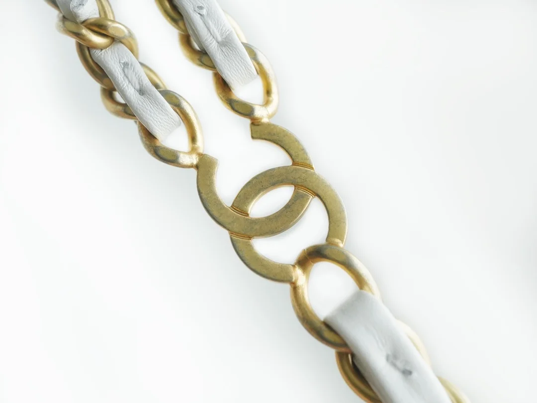 샤넬 22백팩 래커드 화이트 금장