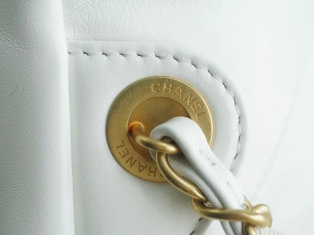 샤넬 22백팩 래커드 화이트 금장