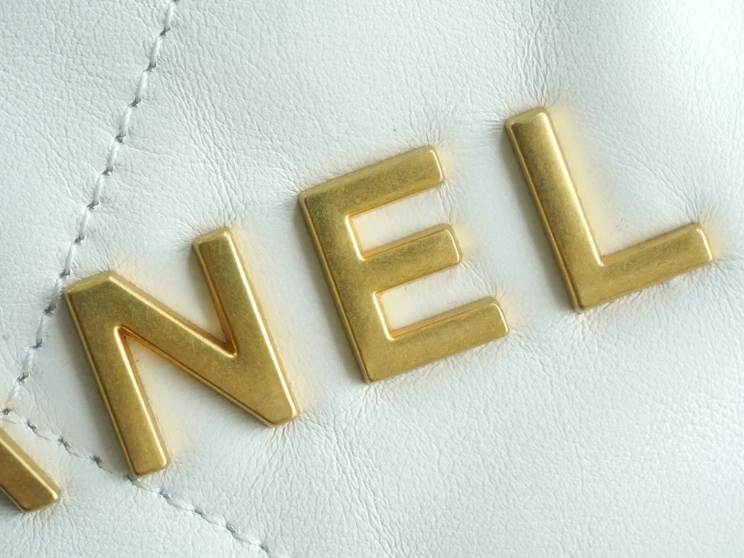 샤넬 22백팩 래커드 화이트 금장