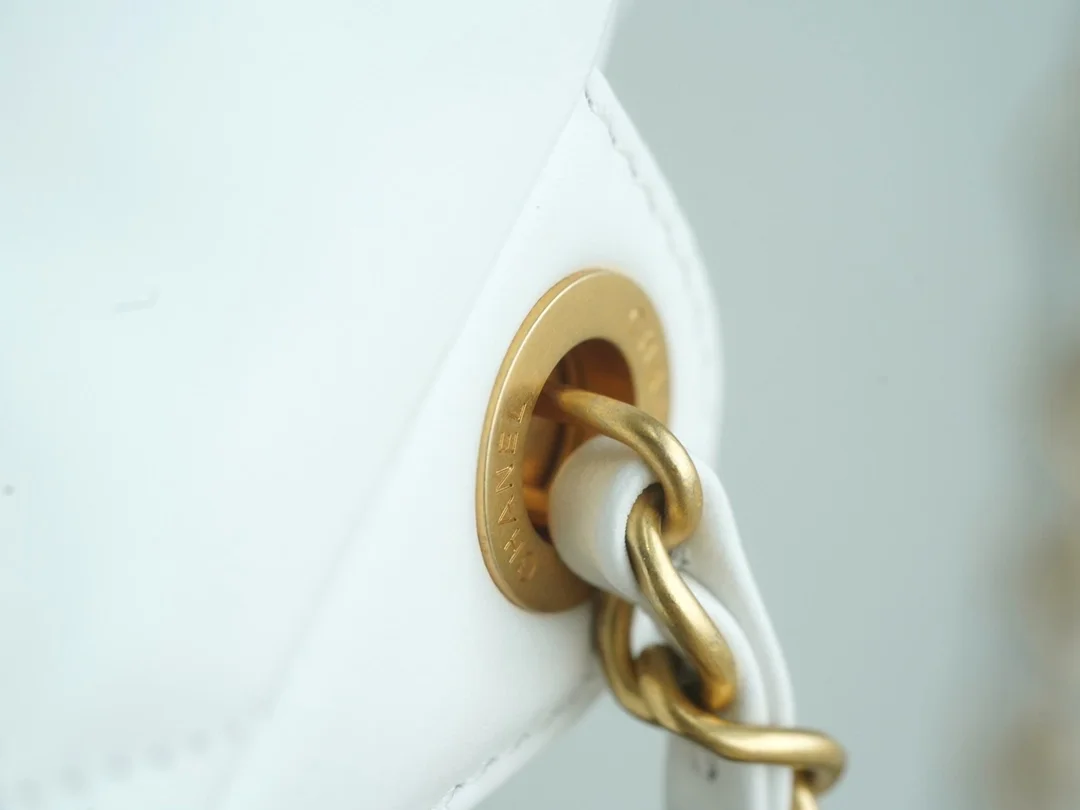 샤넬 22백팩 래커드 화이트 금장