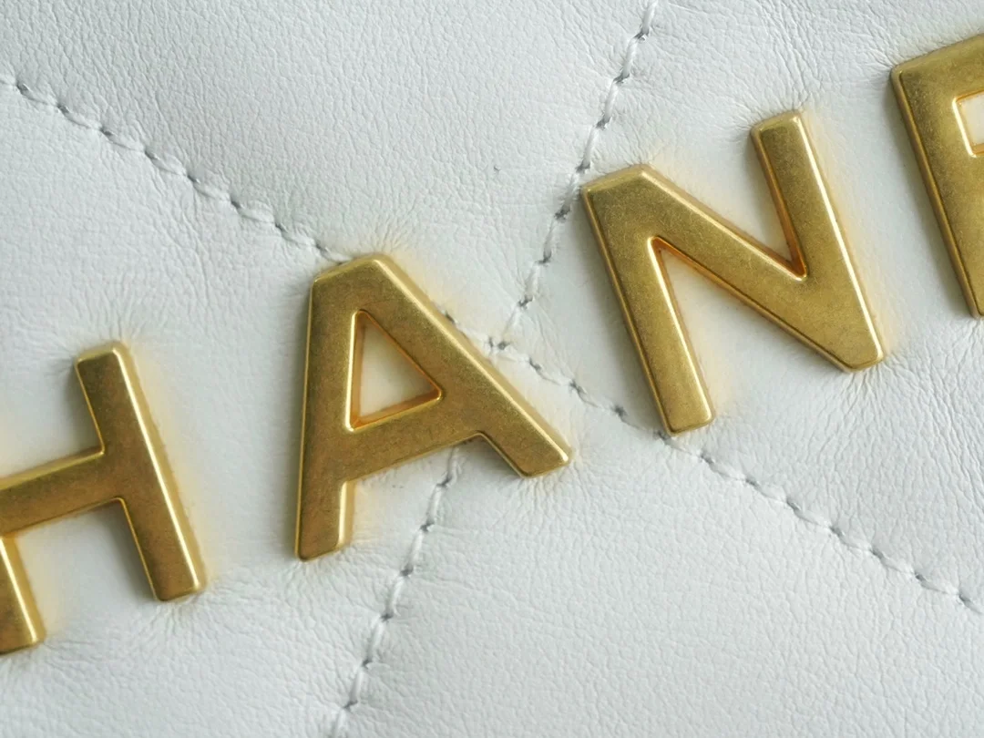 샤넬 22백팩 래커드 화이트 금장