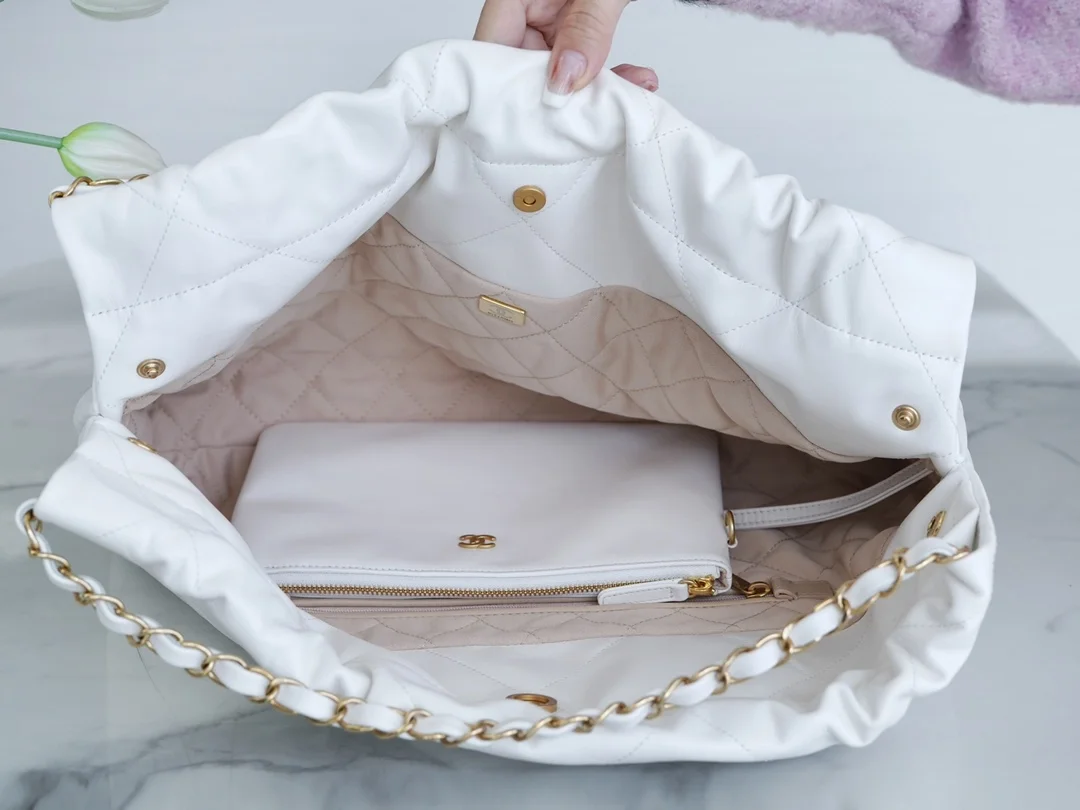 샤넬 22백 가로 버전 화이트 금장