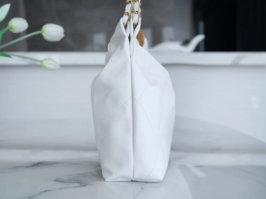 샤넬 22백 가로 버전 화이트 금장