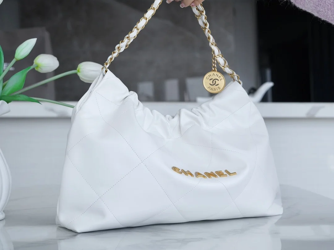 샤넬 22백 가로 버전 화이트 금장