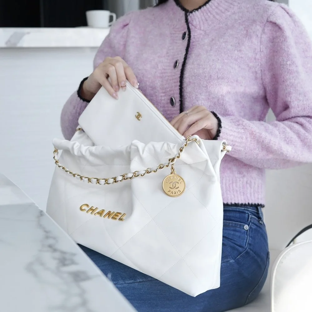 샤넬 22백 가로 버전 화이트 금장