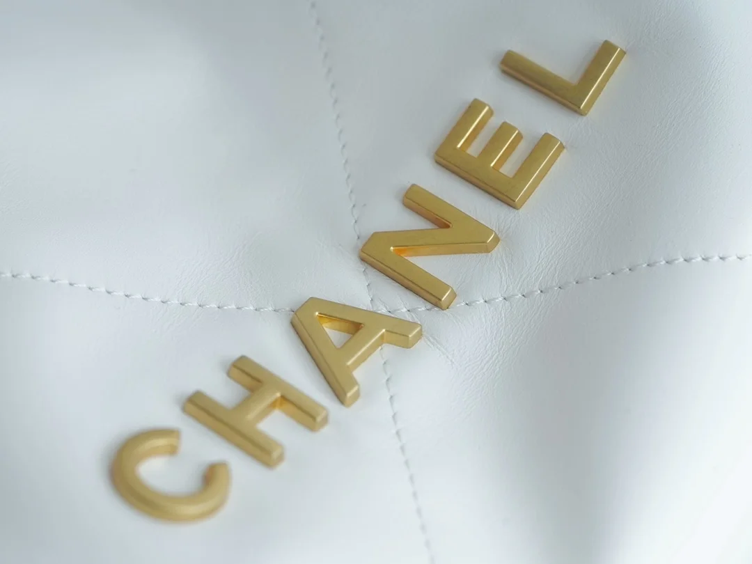 샤넬 22백 가로 버전 화이트 금장