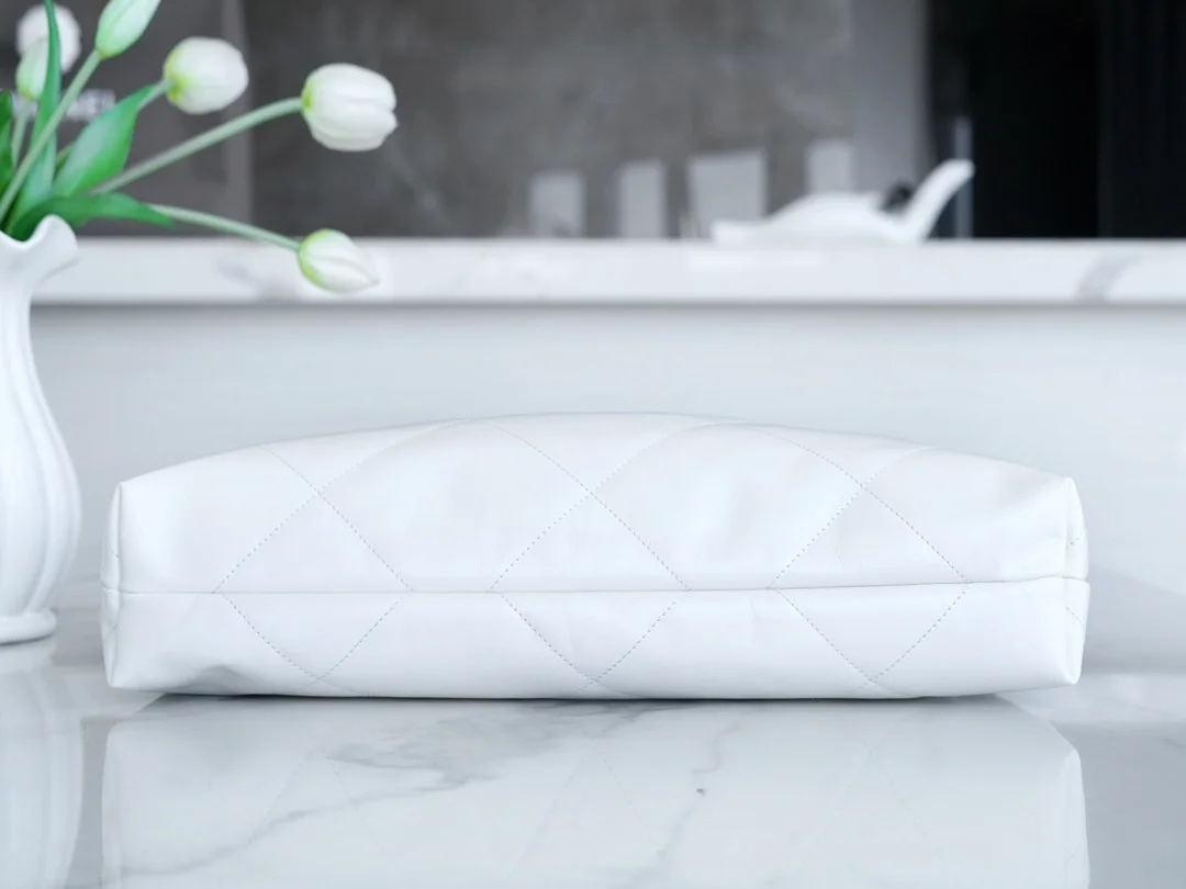 샤넬 22백 가로 버전 화이트 금장