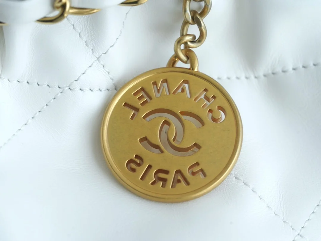 샤넬 22백 가로 버전 화이트 금장