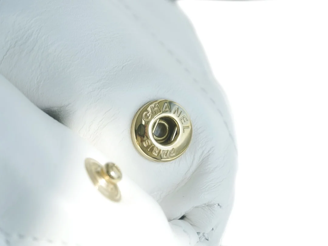 샤넬 22백 가로 버전 화이트 금장