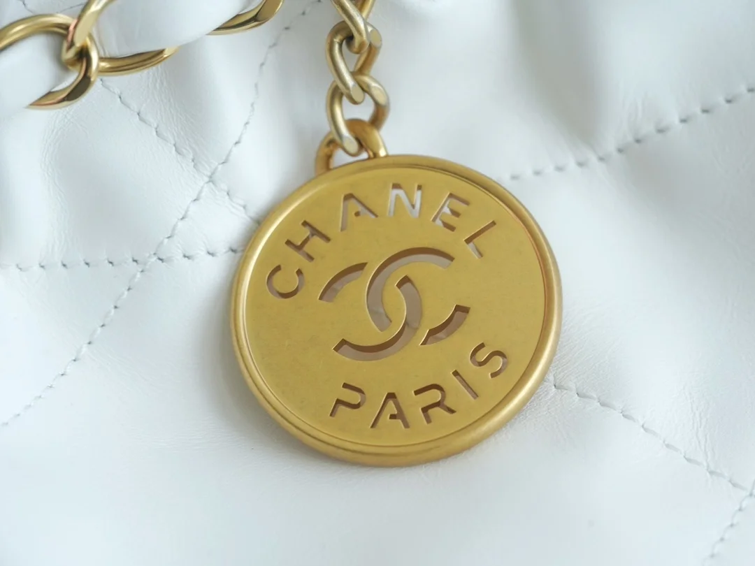 샤넬 22백 가로 버전 화이트 금장