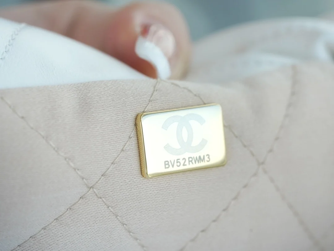 샤넬 22백 가로 버전 화이트 금장