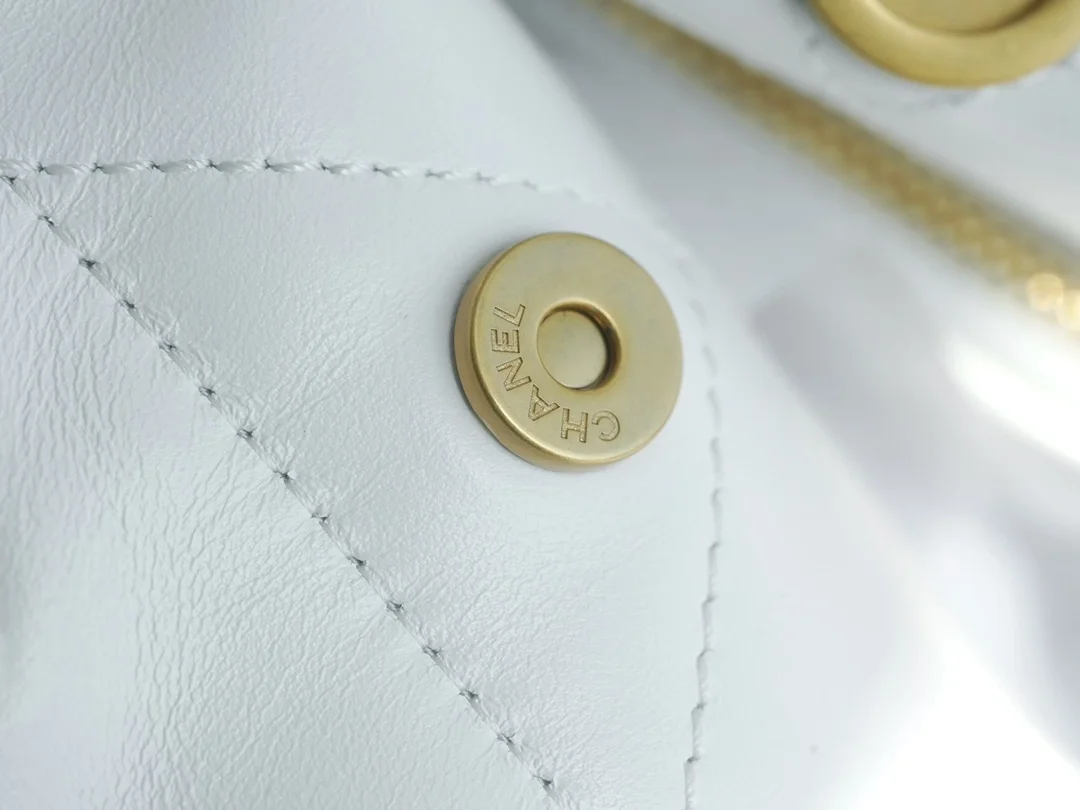 샤넬 22백 가로 버전 화이트 금장