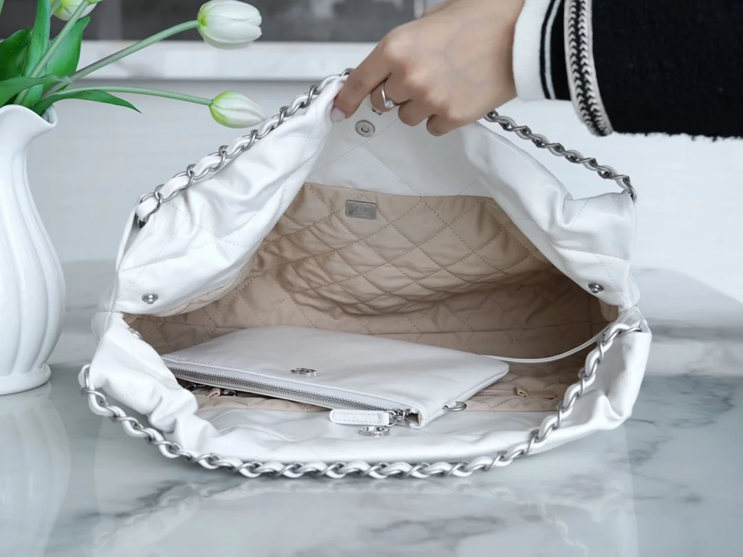 샤넬 22백 가로 버전 화이트 은장