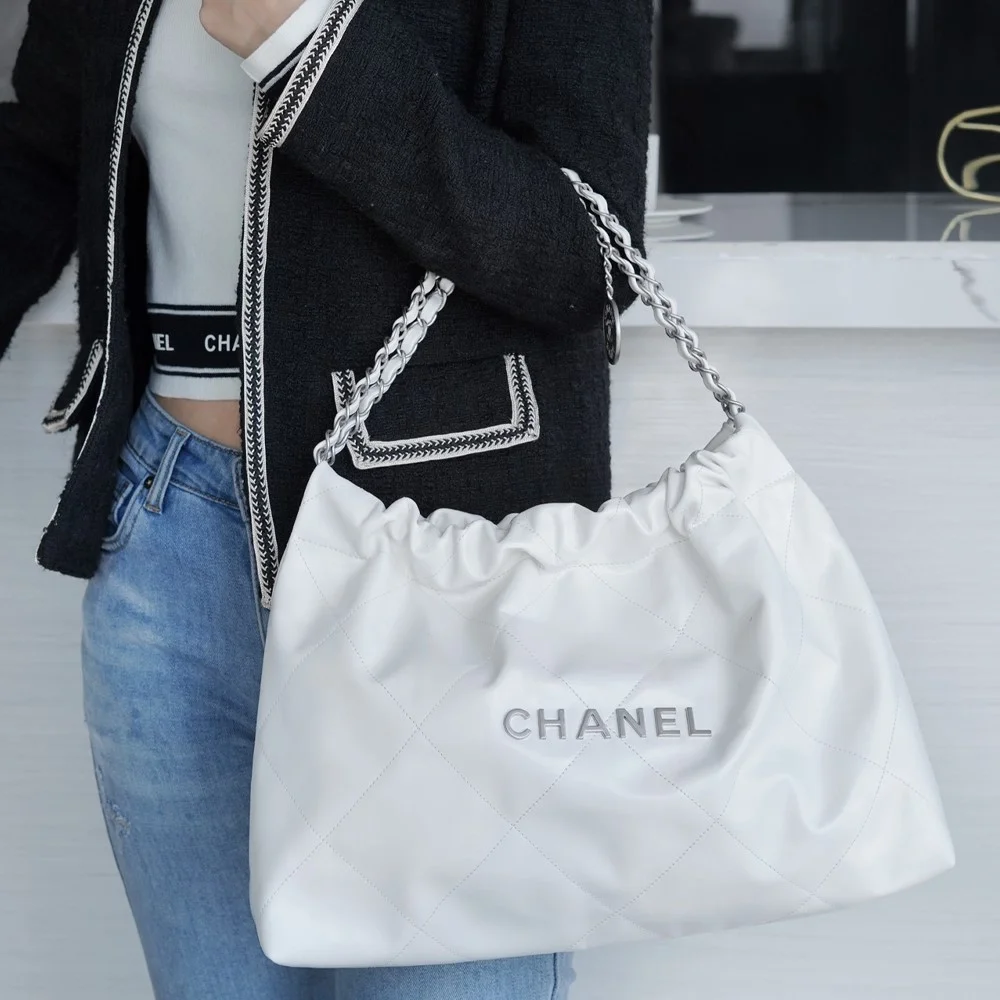 샤넬 22백 가로 버전 화이트 은장