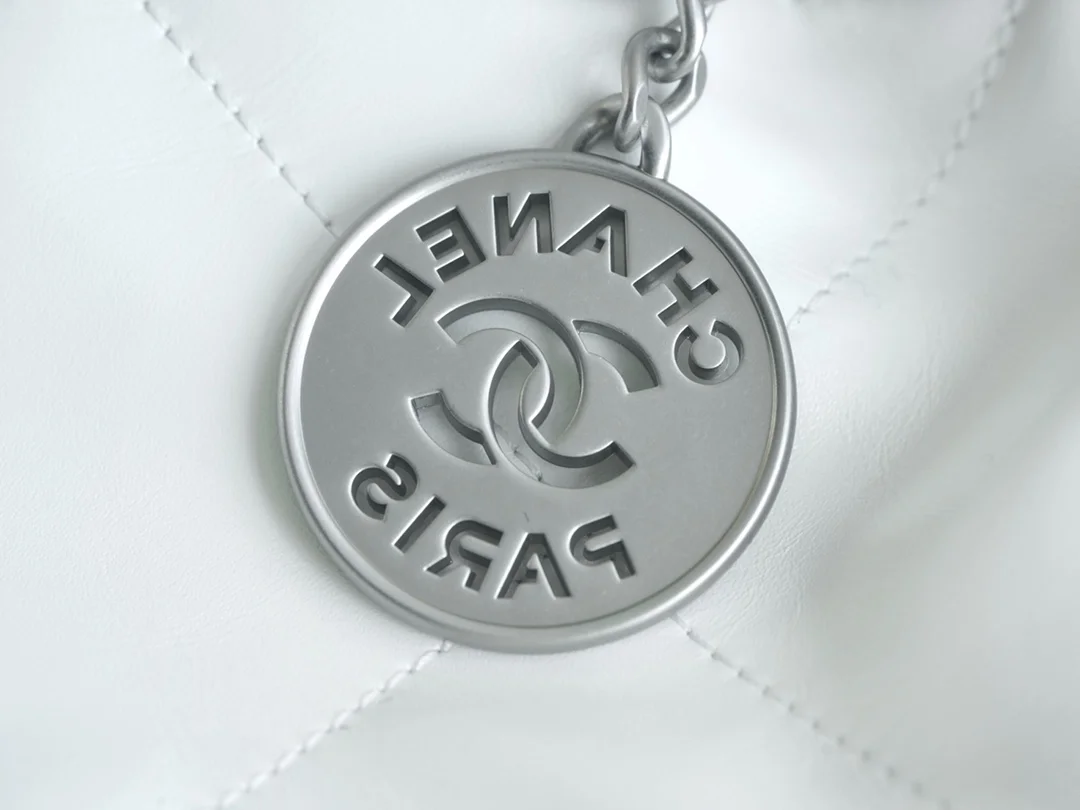 샤넬 22백 가로 버전 화이트 은장