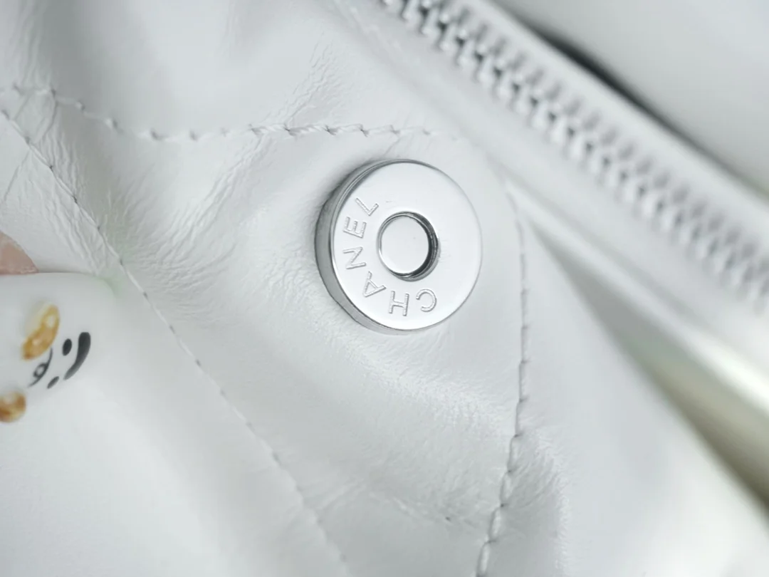 샤넬 22백 가로 버전 화이트 은장