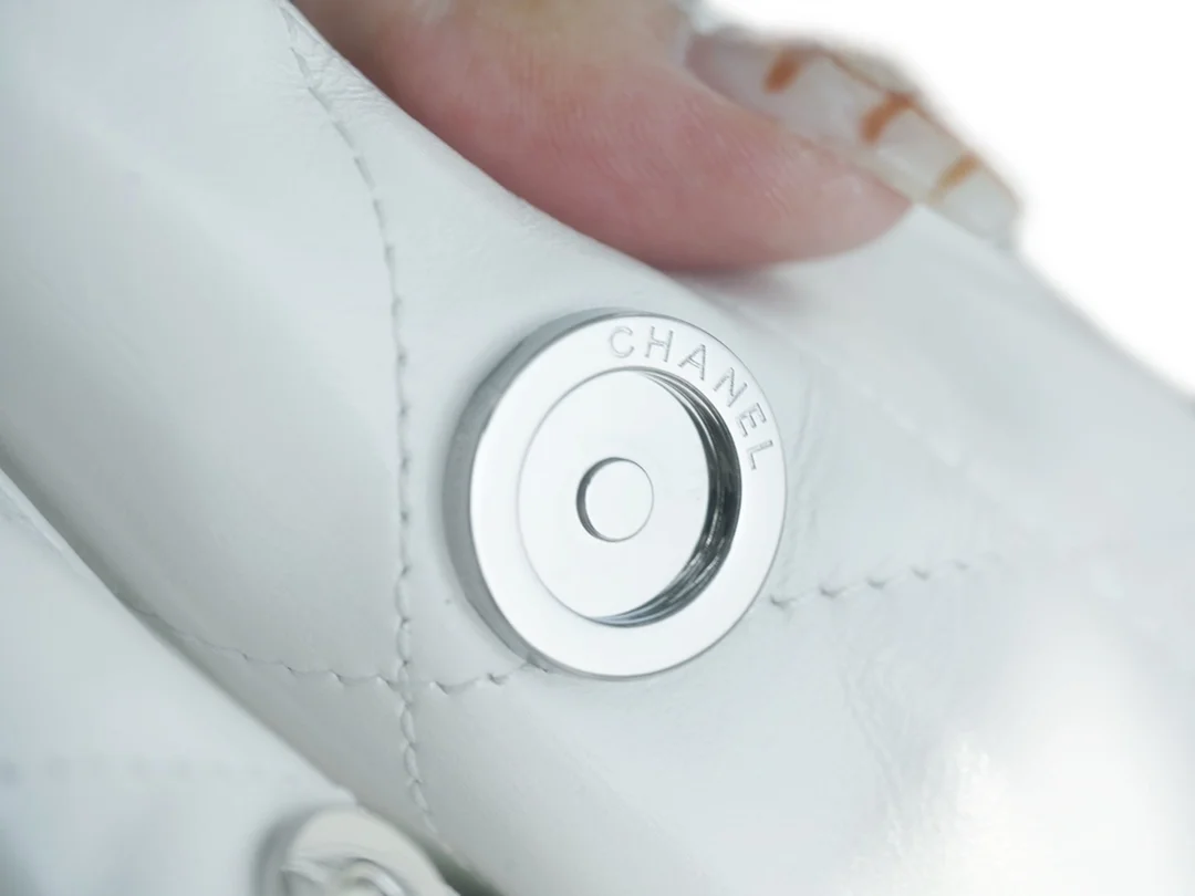 샤넬 22백 가로 버전 화이트 은장