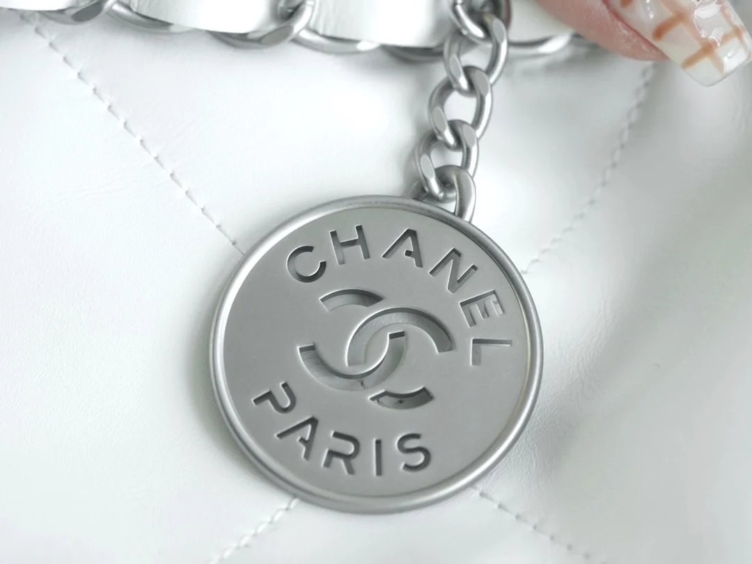 샤넬 22백 가로 버전 화이트 은장