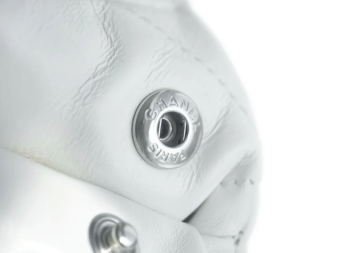 샤넬 22백 가로 버전 화이트 은장