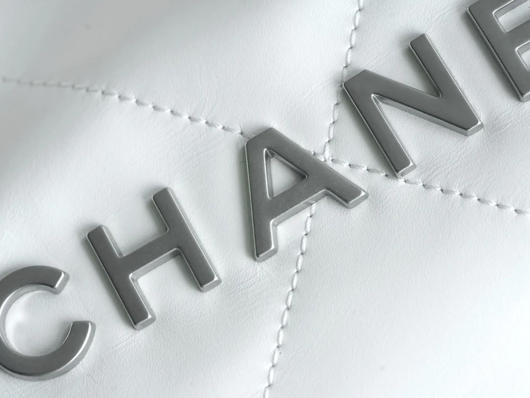 샤넬 22백 가로 버전 화이트 은장