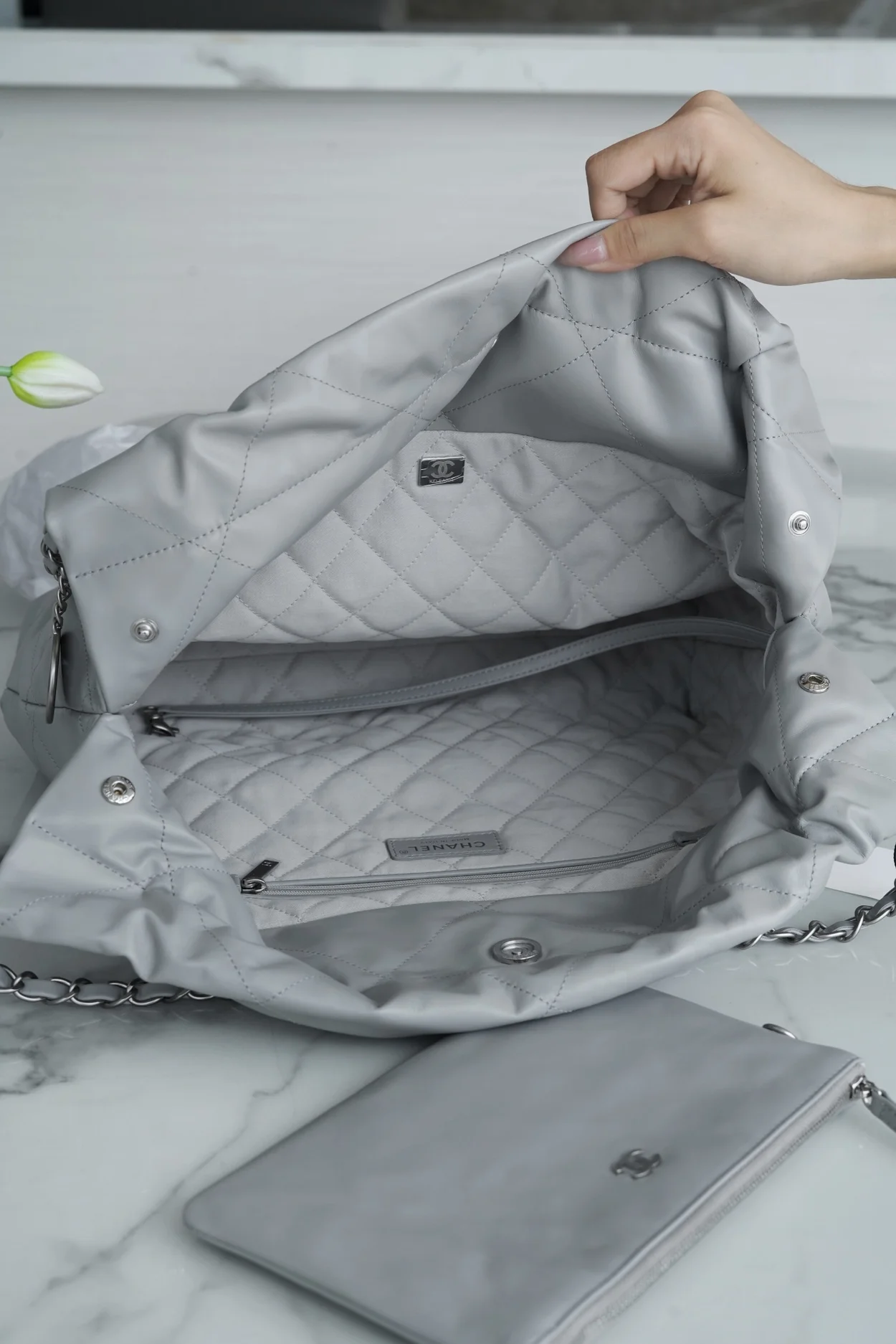 샤넬 22백 미디엄 그레이 은장