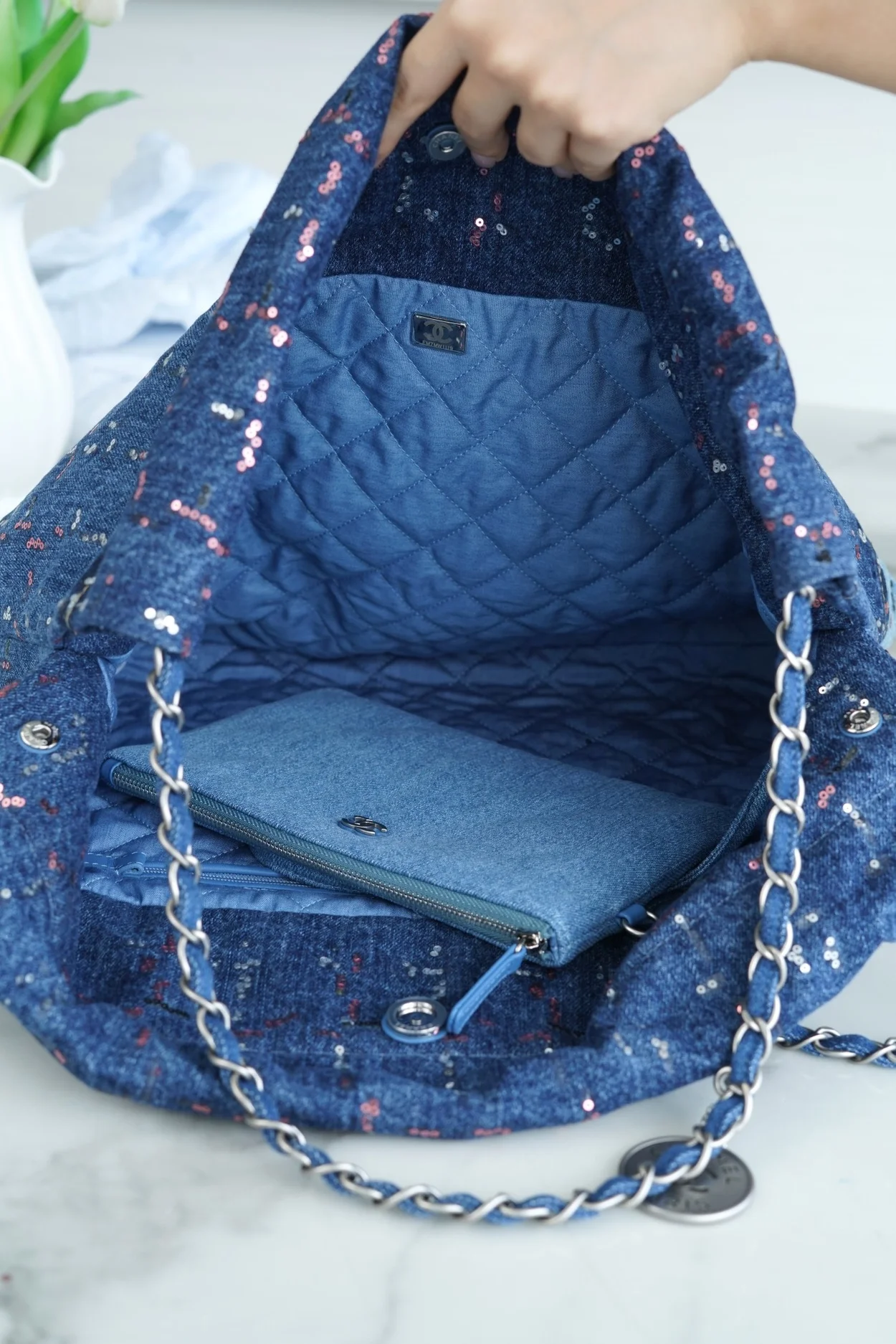 샤넬 22백 미디엄 시퀸 데님 은장