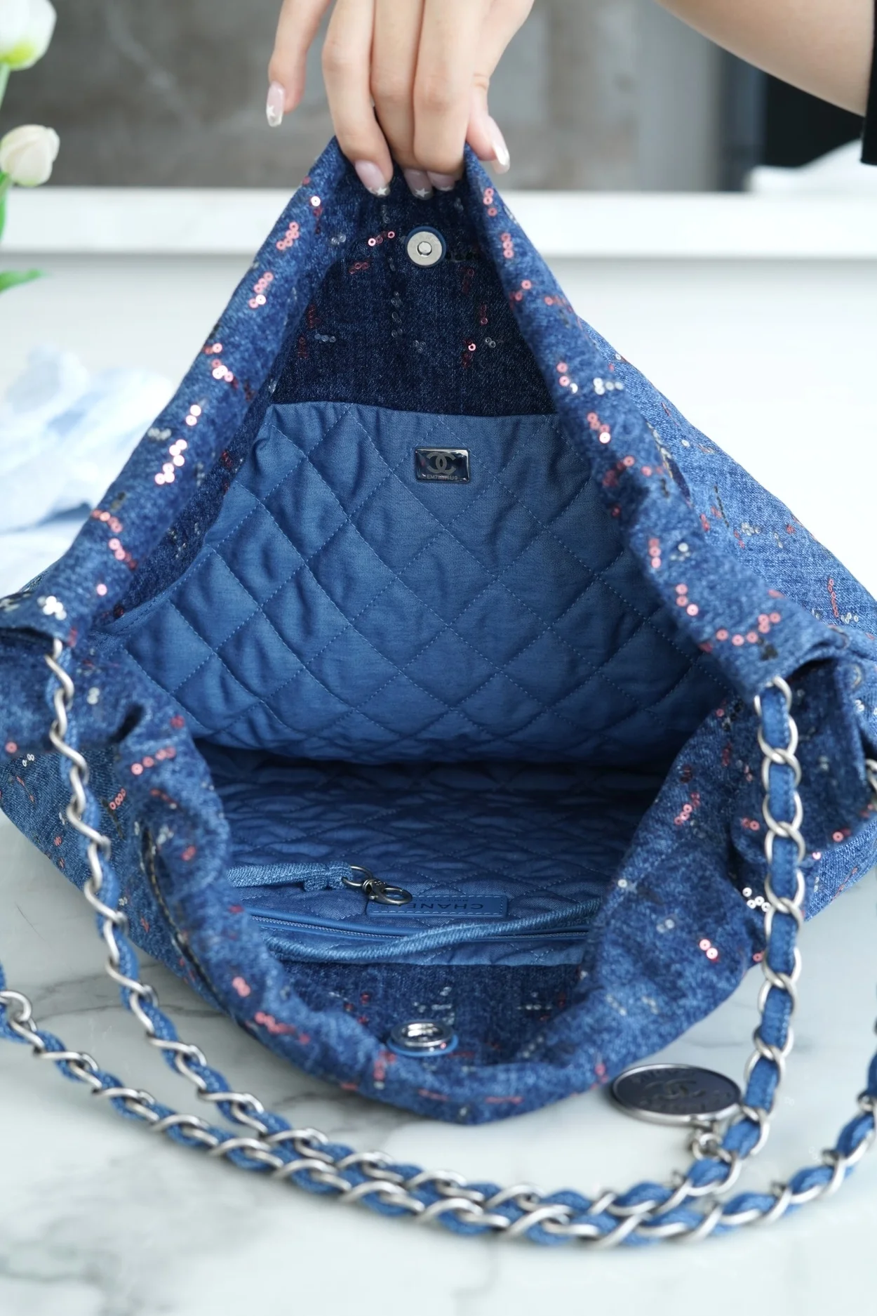 샤넬 22백 미디엄 시퀸 데님 은장