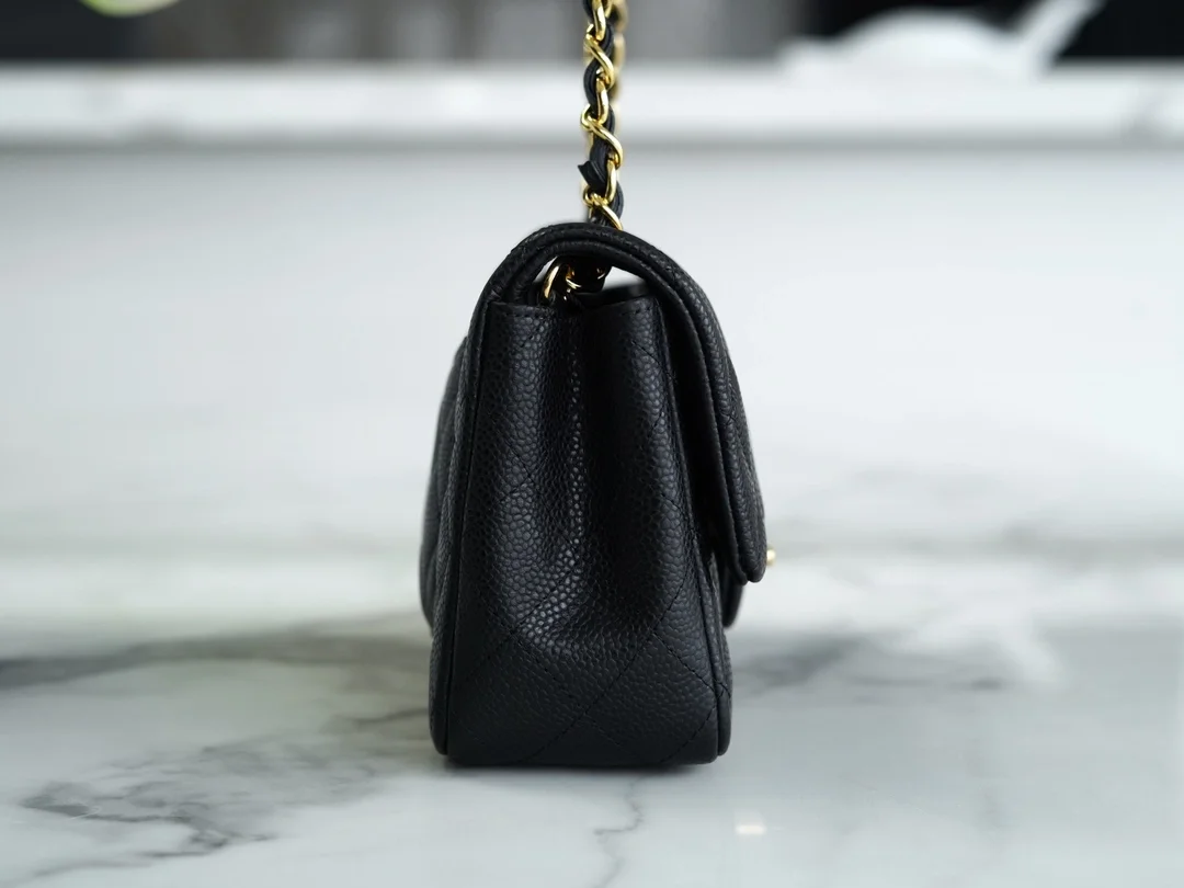 샤넬 클래식 미니 블랙 금장 캐비어