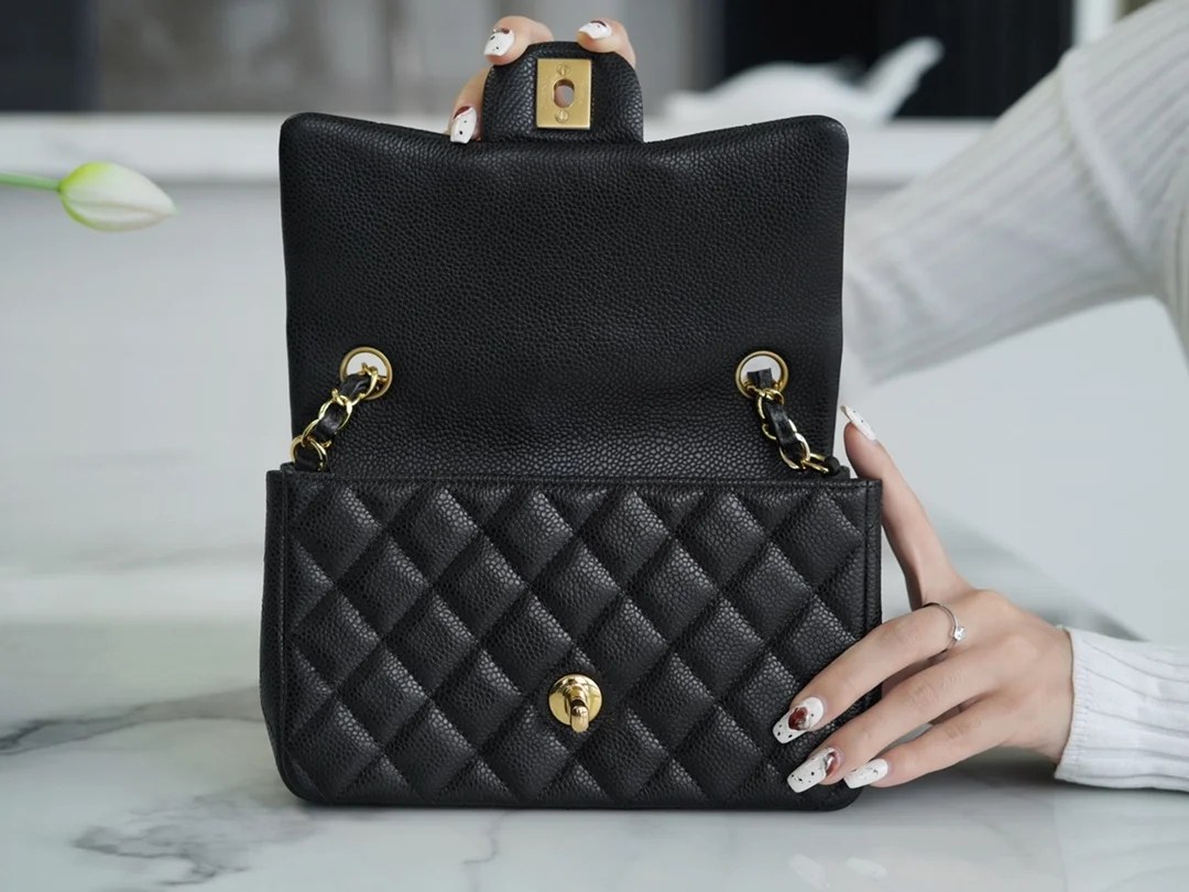 샤넬 클래식 미니 블랙 금장 캐비어