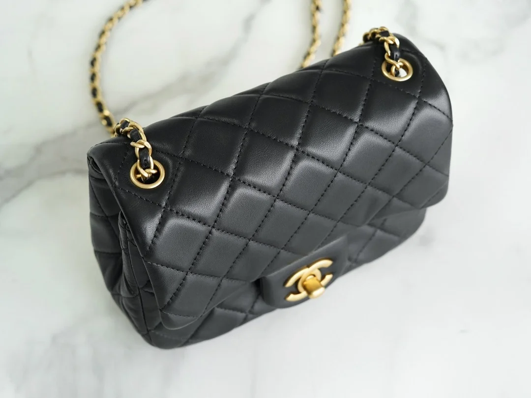 샤넬 뉴미니 골드볼 플랩백 블랙