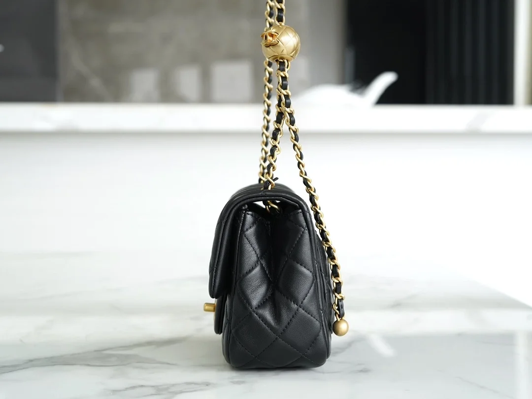 샤넬 뉴미니 골드볼 플랩백 블랙