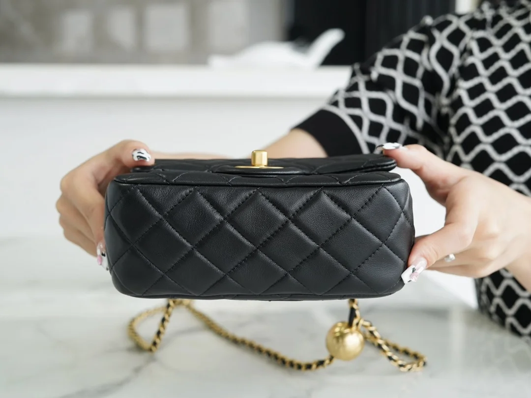 샤넬 뉴미니 골드볼 플랩백 블랙