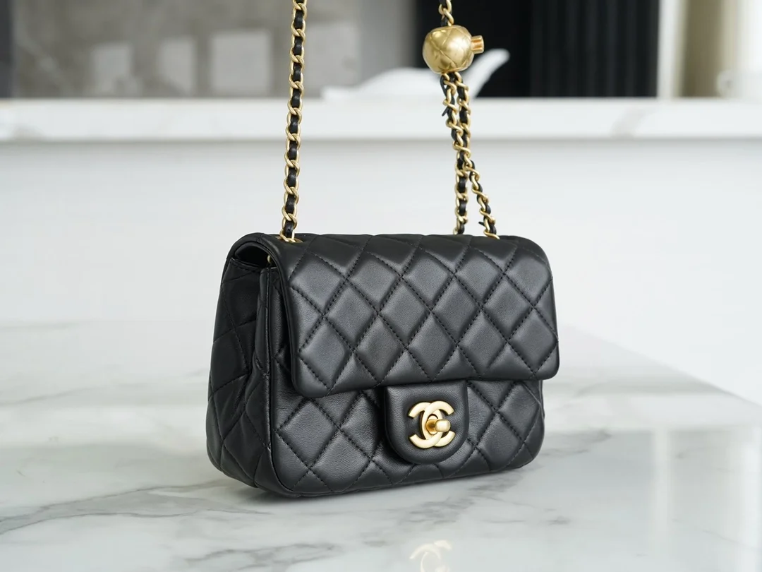 샤넬 뉴미니 골드볼 플랩백 블랙