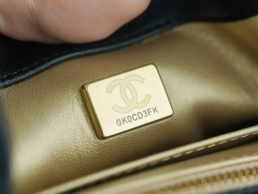 샤넬 뉴미니 골드볼 플랩백 블랙