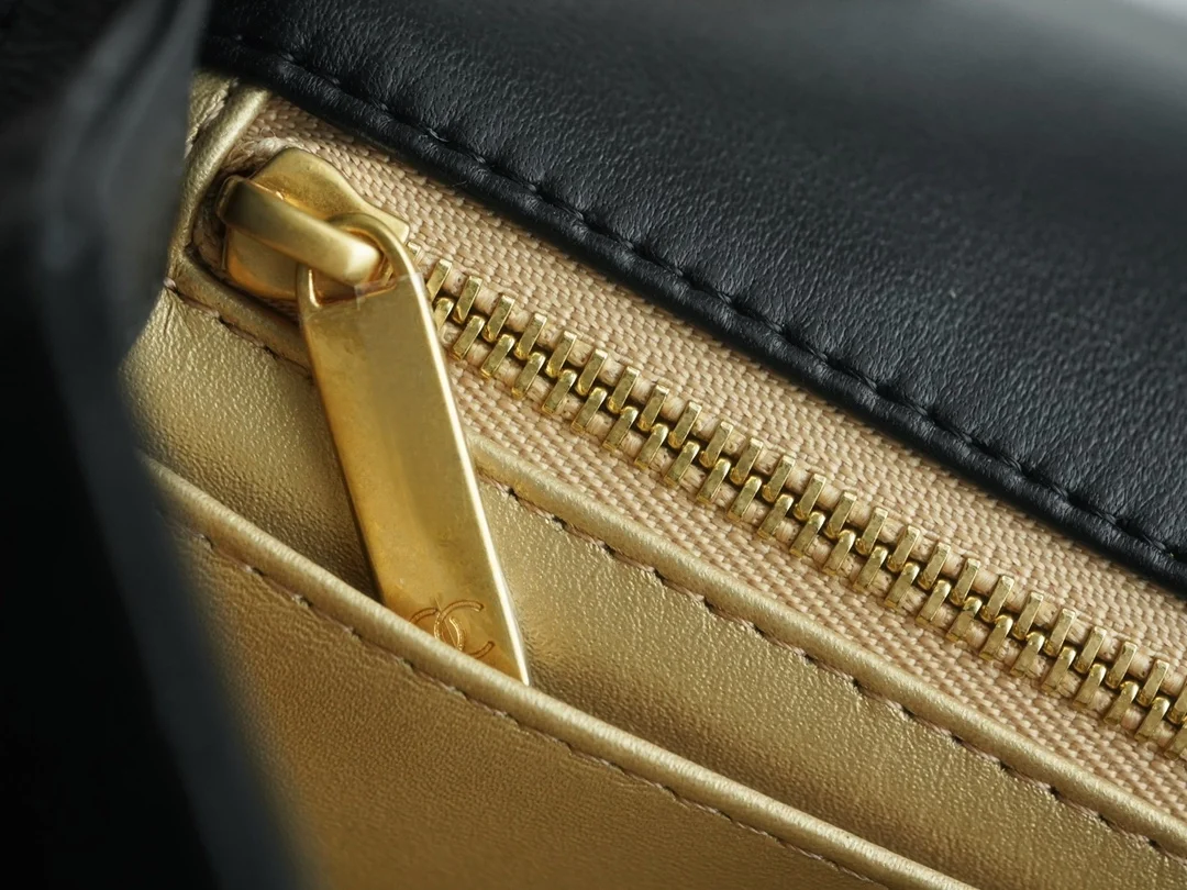 샤넬 뉴미니 골드볼 플랩백 블랙