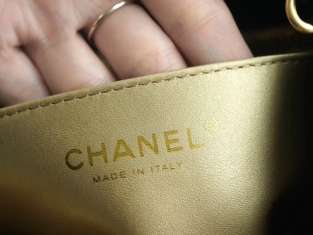 샤넬 뉴미니 골드볼 플랩백 블랙