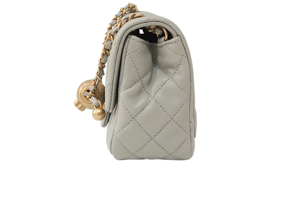 샤넬 쁘띠삭 골드볼 플랩백 뉴미니 팻그레이