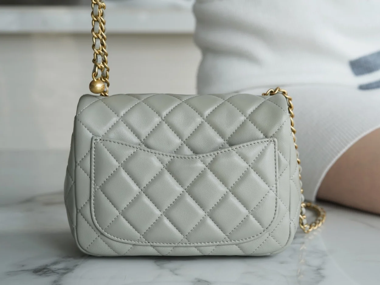 샤넬 쁘띠삭 골드볼 플랩백 뉴미니 팻그레이