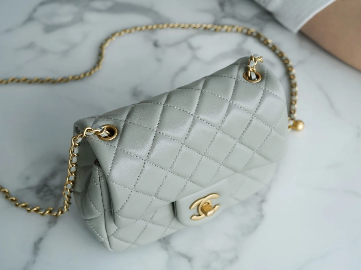 샤넬 쁘띠삭 골드볼 플랩백 뉴미니 팻그레이