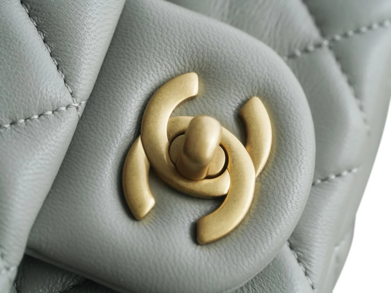 샤넬 쁘띠삭 골드볼 플랩백 뉴미니 팻그레이