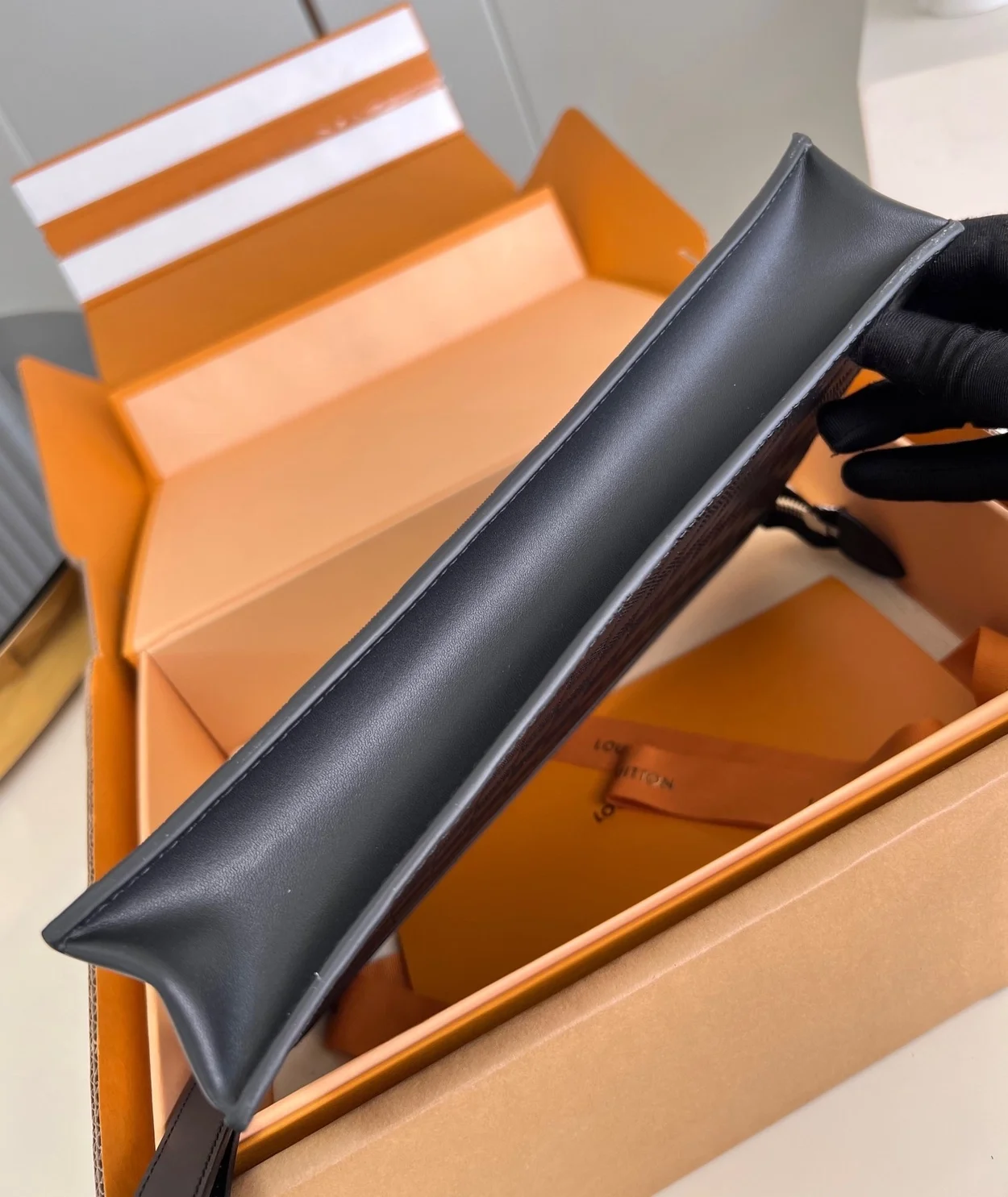 루이비통 다미에 스탠딩 클러치 N64612