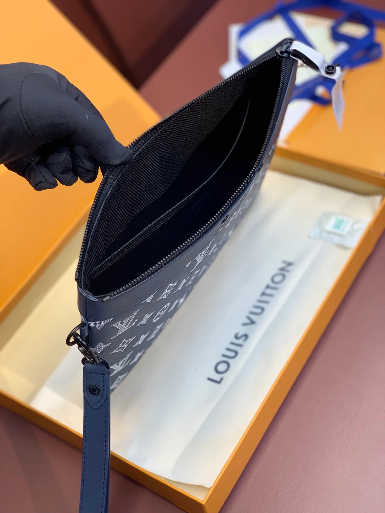 루이비통 포쉐트 To-Go 클러치 M83382