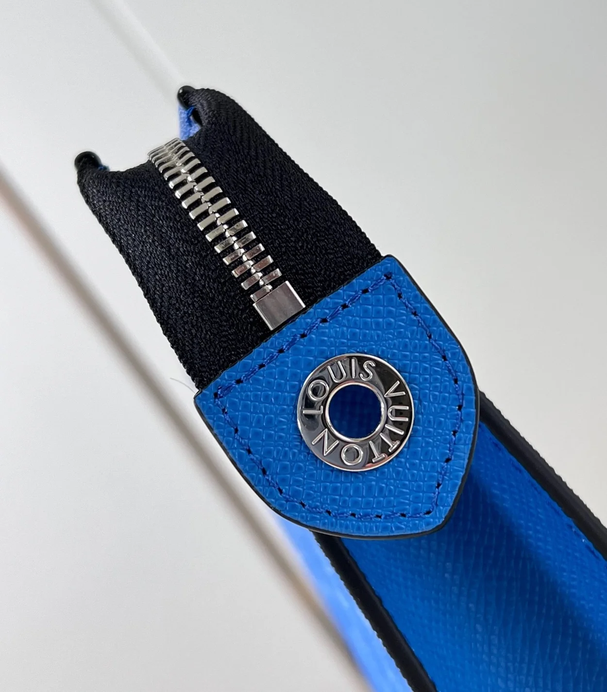 루이비통 모노그램 이클립스 포쉐트 보야주 MM M30423