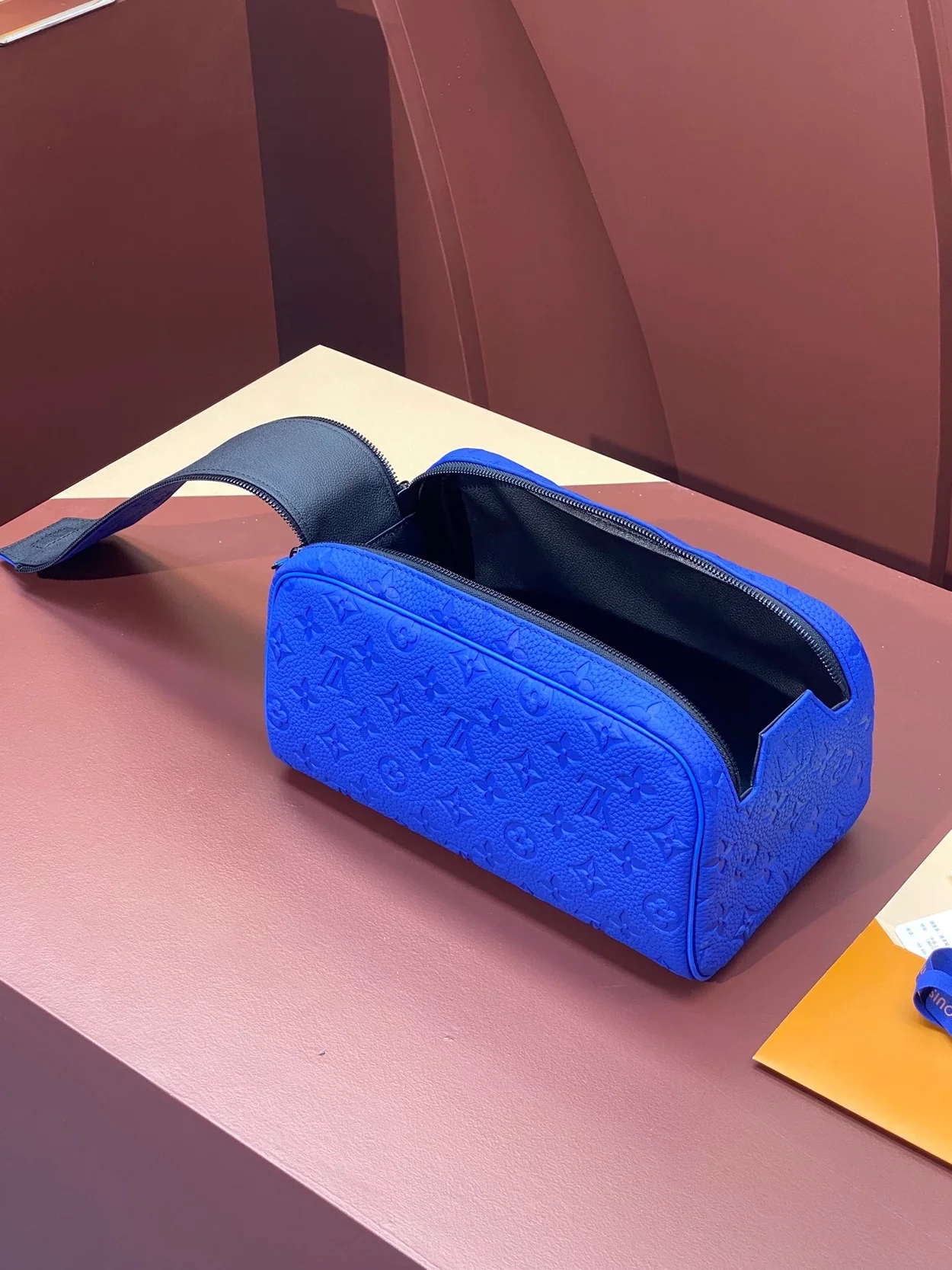 루이비통 도프 키트 모노그램 토뤼옹 M82576