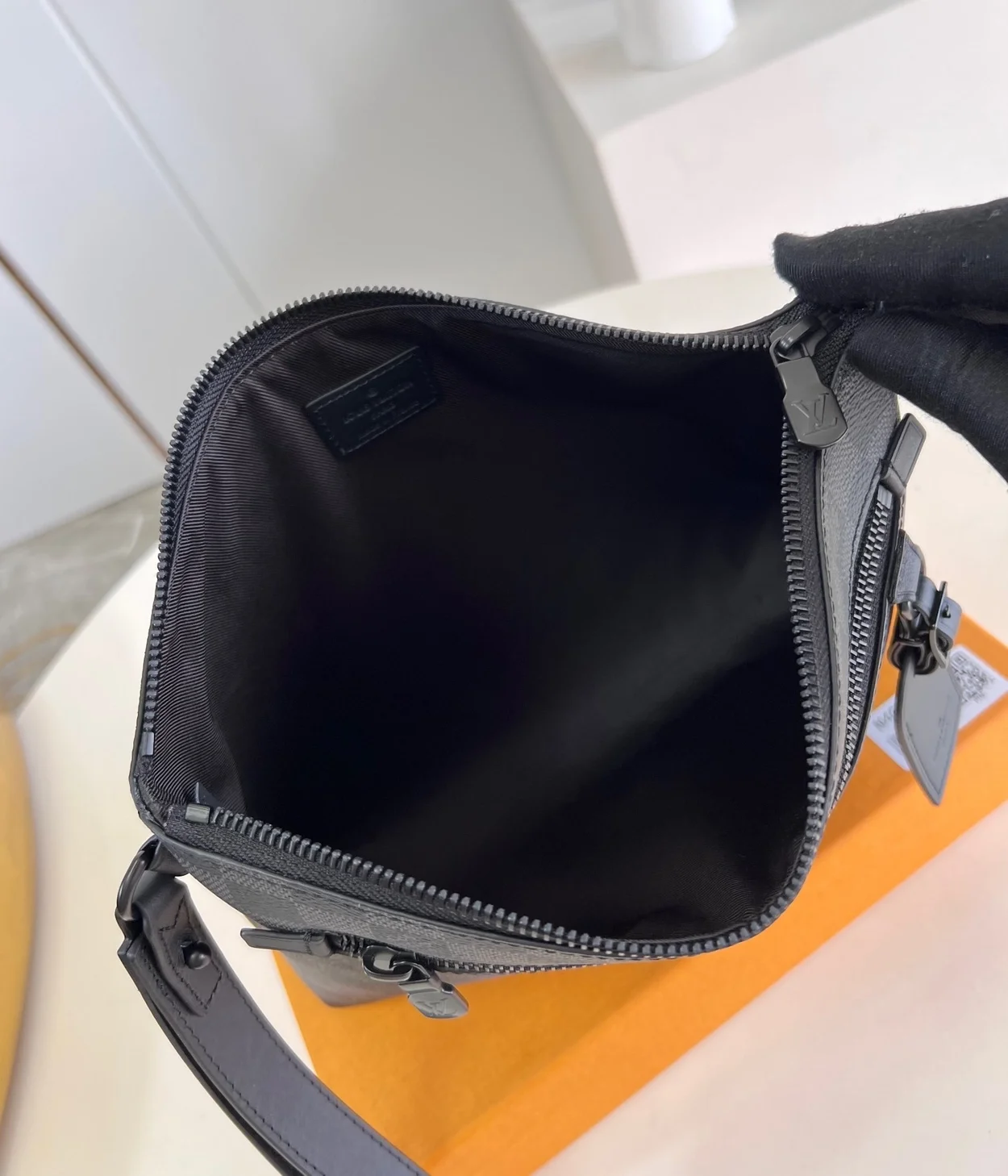 루이비통 테이크오프 파우치 N40505