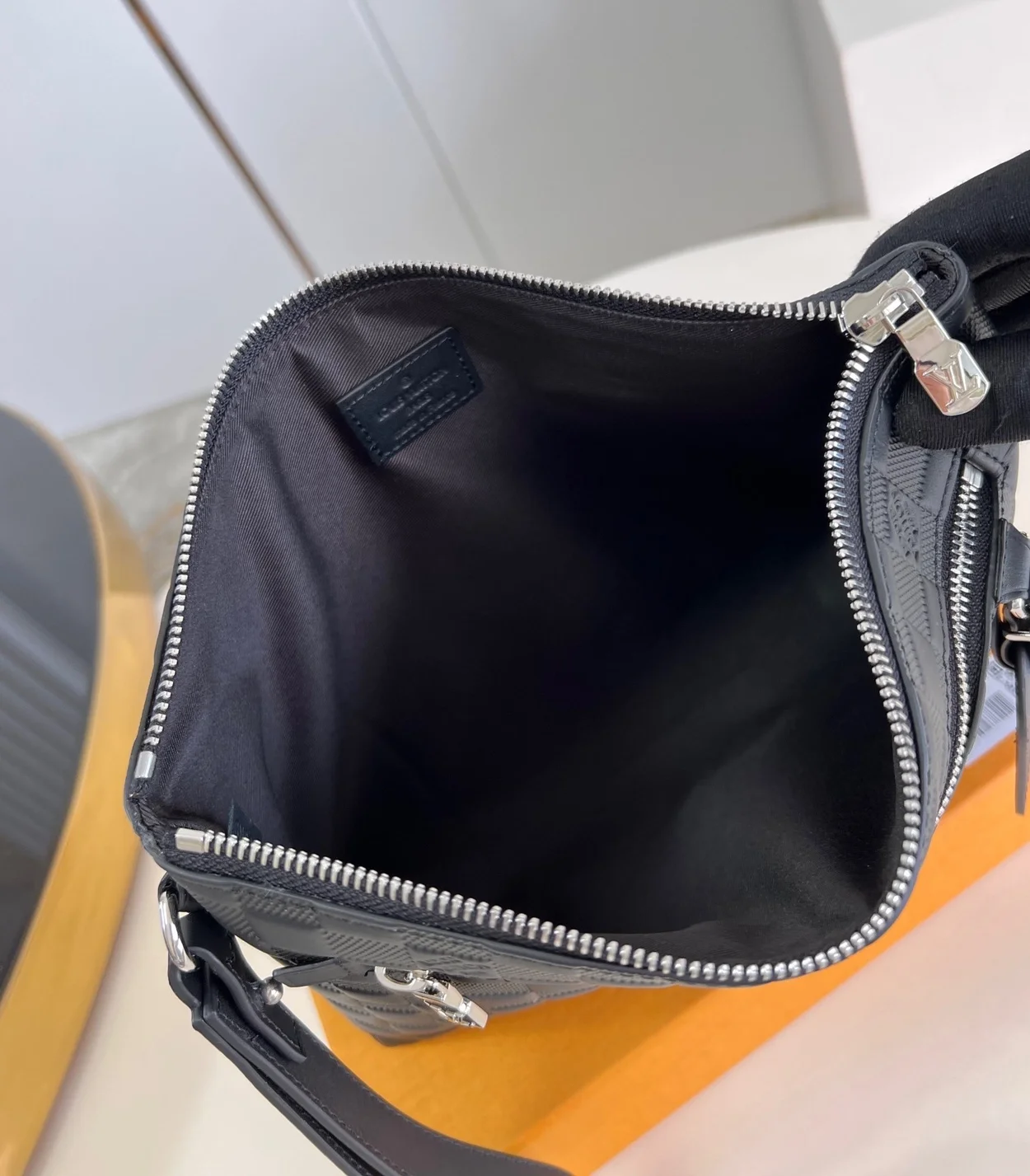 루이비통 테이크오프 파우치 N40504