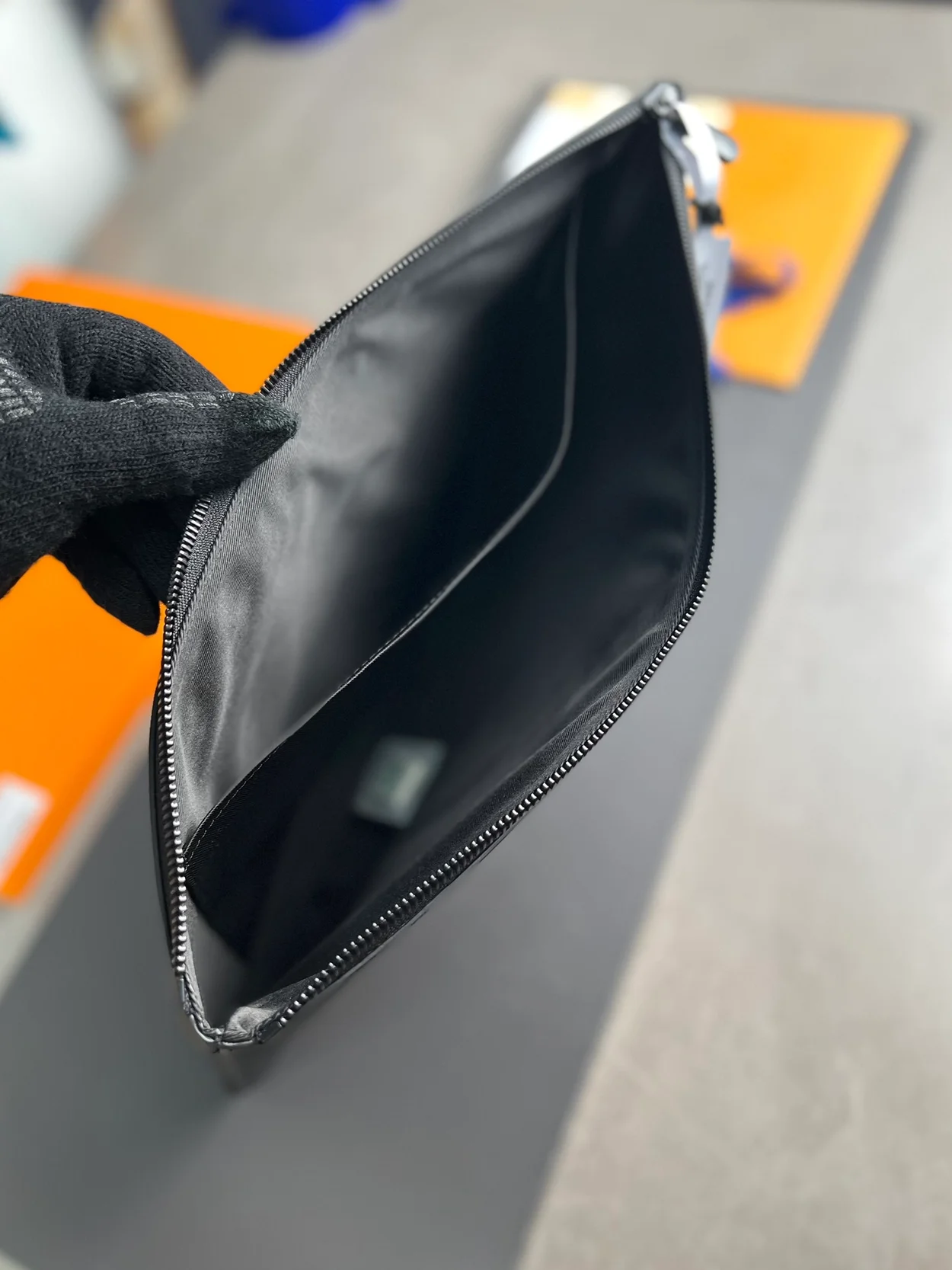 루이비통 모노그램 포쉐트 쉐도우 클러치 M62903