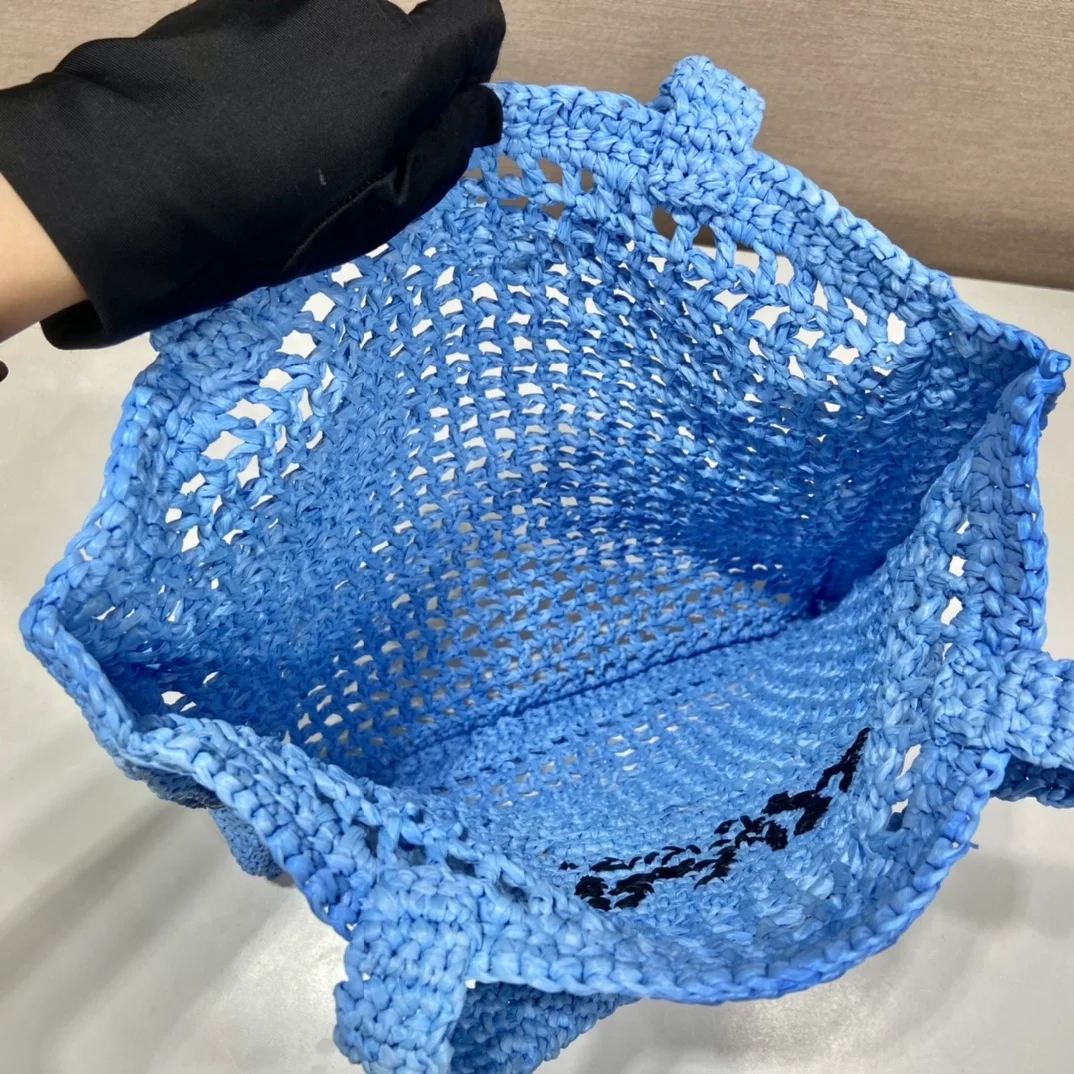 프라다 크로셰 토트백 블루