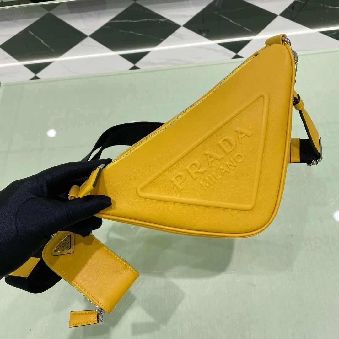 프라다 트라이앵글 레더 숄더백 옐로우