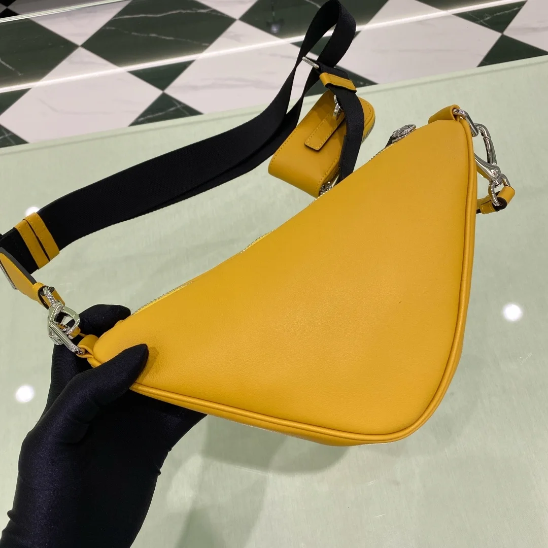 프라다 트라이앵글 레더 숄더백 옐로우